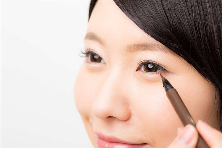 Image d'une femme dessinant un eyeline