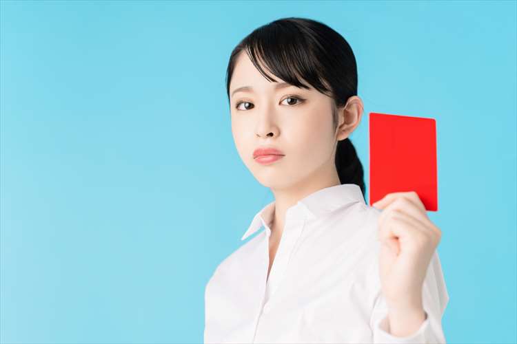 Immagine di una donna che rilascia un cartellino rosso