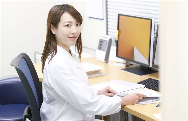 Image d'une femme médecin dans une robe blanche