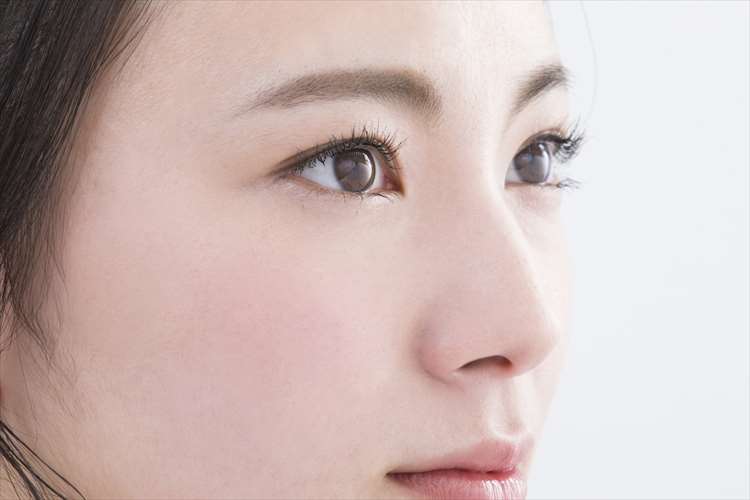 Разрез во внешнем углу для операции по увеличению ширины глаз