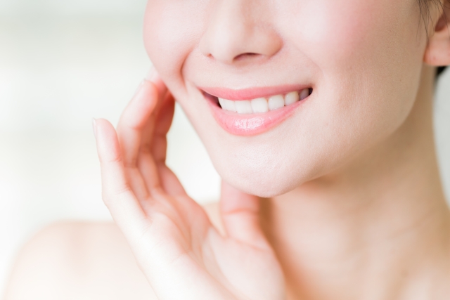 離子電滲療法將氨甲環酸和維生素C滲透到皮膚的深處