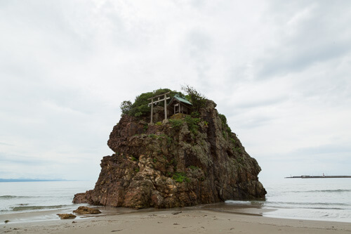 Ein Bild eines Felsens im Meer in der Hinomaru-Komposition