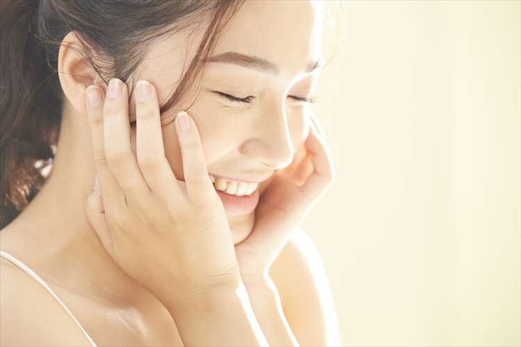 الفرق بين العلاج بالليزر وتأثير العلاج الضوئي لتحسين البقع وجودة الجلد بشكل عام