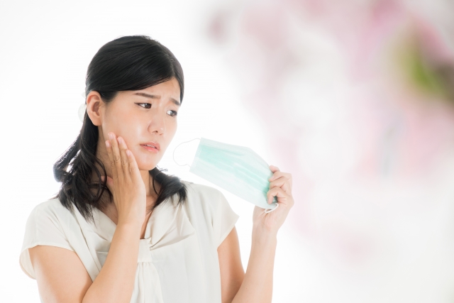 Symptomen van ruwe huid en acne die optreden tijdens het leven van een masker en methoden die naar verwachting zullen verbeteren